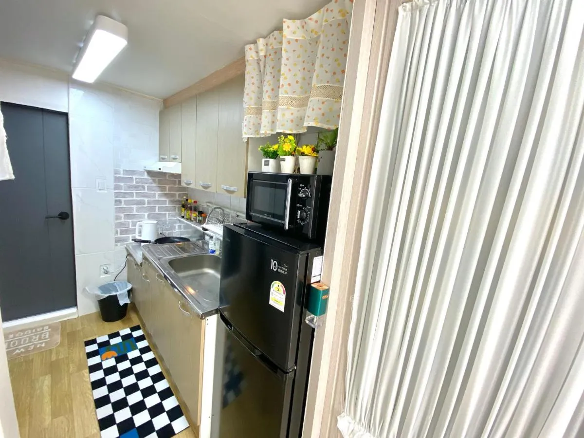 Image 6 of 2 rooms-2mins to MRT,15mins to Hongdae