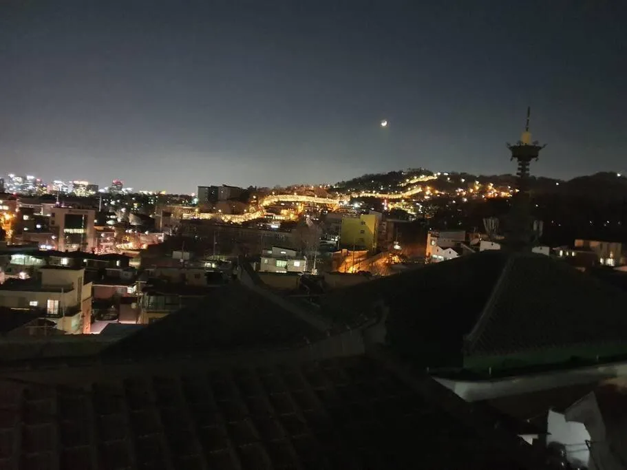 Image 2 of 5 Bedroom, castle-wall view, close to SKKU 성북동