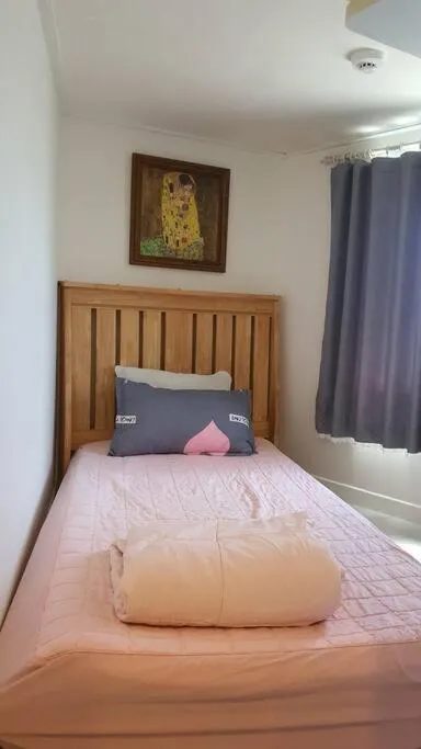 Image 3 of 5 Bedroom, castle-wall view, close to SKKU 성북동