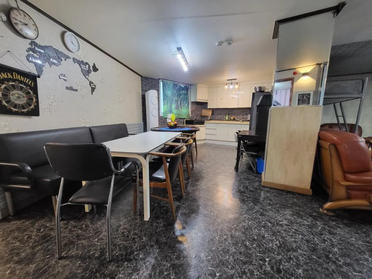 Image 2 of DB House
