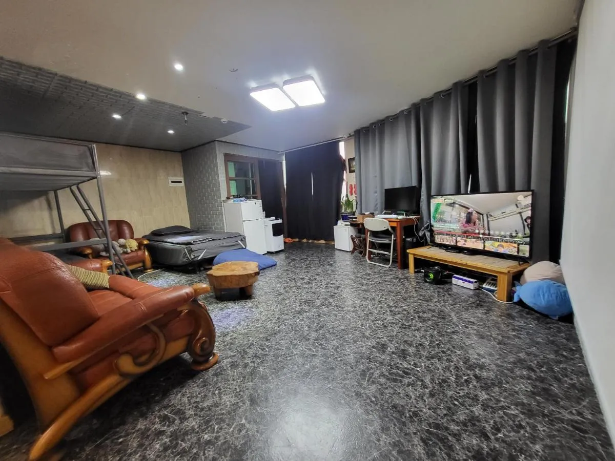Image 3 of DB House