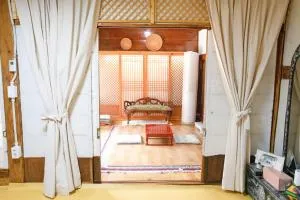 Image 6 of Dongmyo Hanok Sihwadang – Private Korean Style House in the City Center with a Beautiful Garden