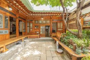 Image 4 of Dongmyo Hanok Sihwadang – Private Korean Style House in the City Center with a Beautiful Garden
