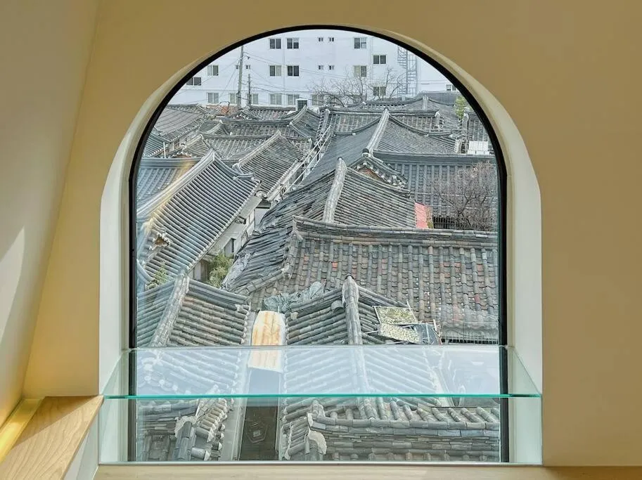Image of Exclusive suite with great view & 3-min metro