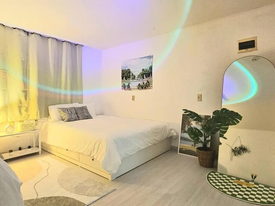 Image 5 of Gangnam COZY STAY l biggest house, 3 Q-beds, large table, gathering place