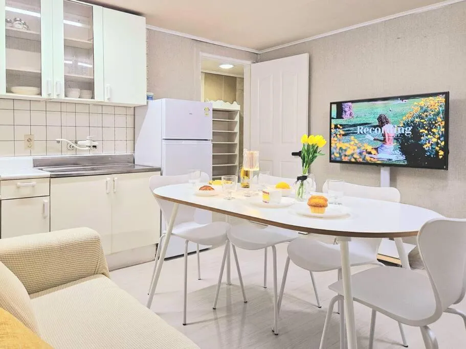 Image 3 of Gangnam COZY STAY l biggest house, 3 Q-beds, large table, gathering place