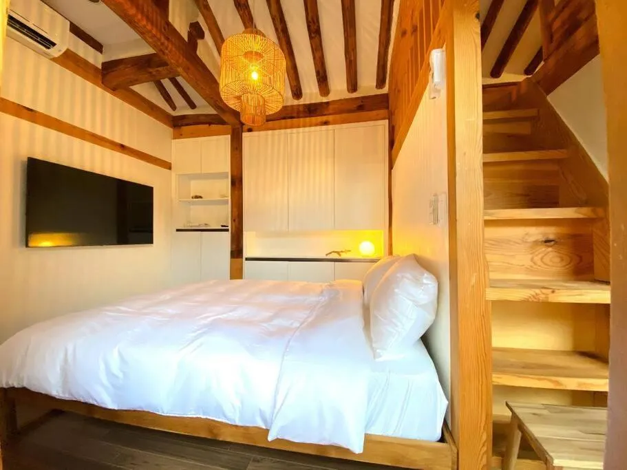 Image 1 of Hanok JAE ㅡ 4BR 2Bath ㅡ 9min from Anguk STN