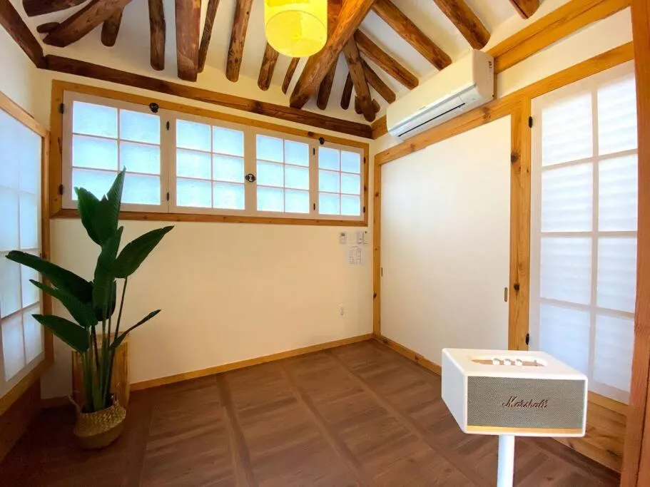 Image 2 of Hanok JAE ㅡ 4BR 2Bath ㅡ 9min from Anguk STN