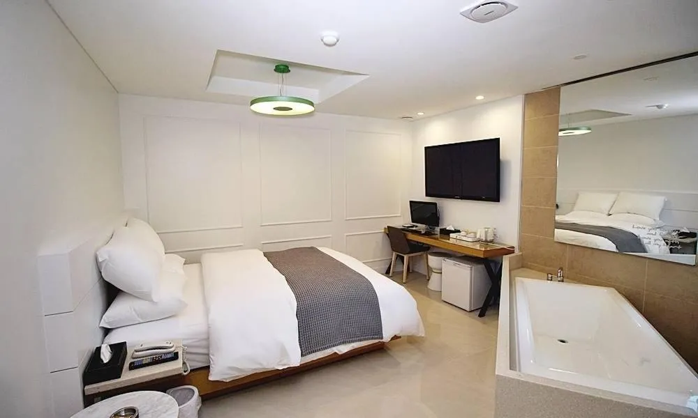 Image 2 of Hapjeong Circle Hotel