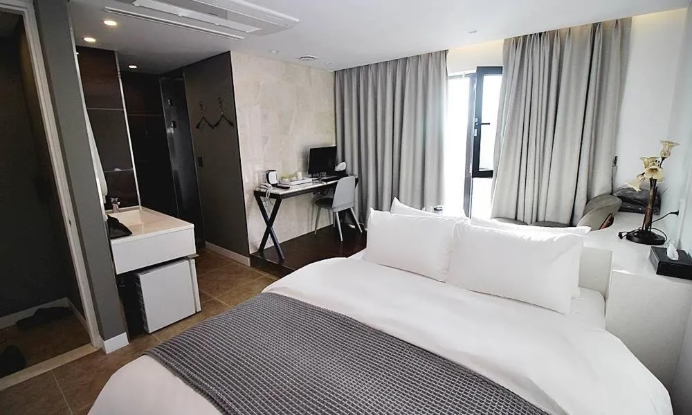 Image 3 of Hapjeong Circle Hotel