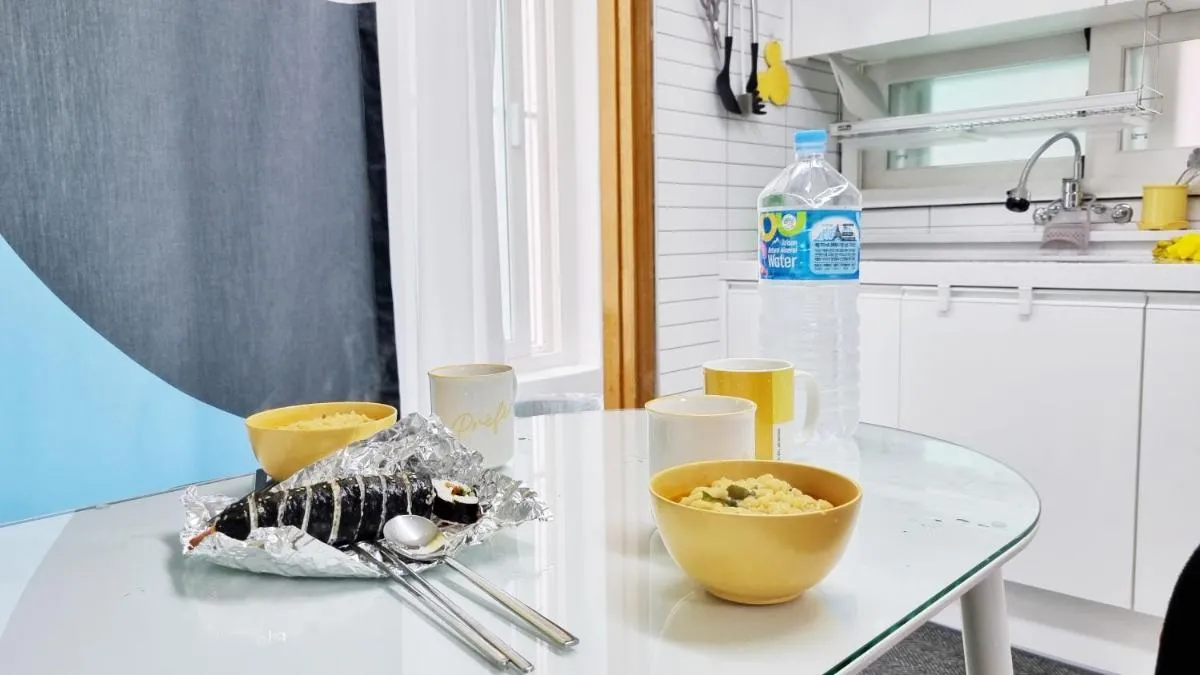 Image 2 of Hongdae&Sinchon 10min cozy house with 2 bedrooms