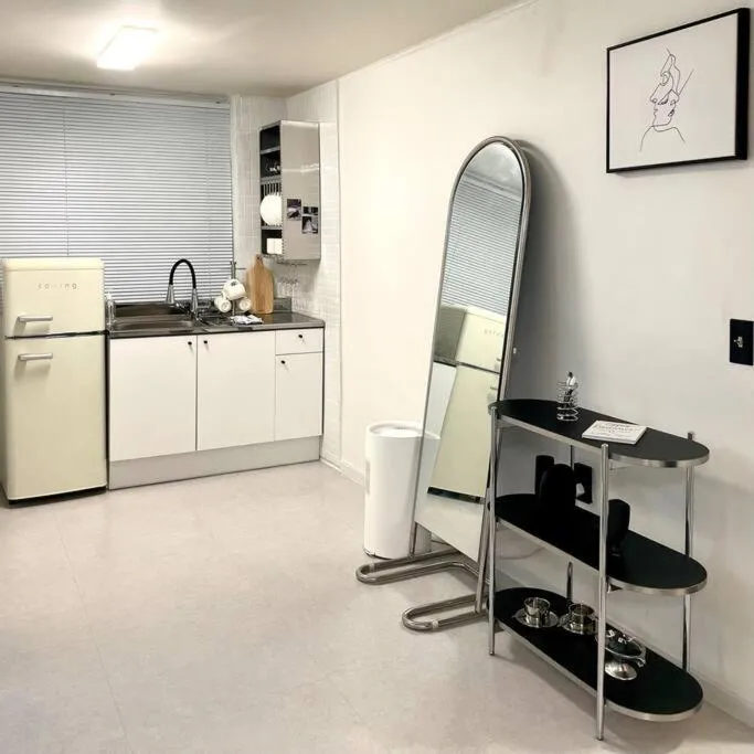 Image 6 of Hongik University Station 10 minutes walking distance 3 Queen Beds for 6 people