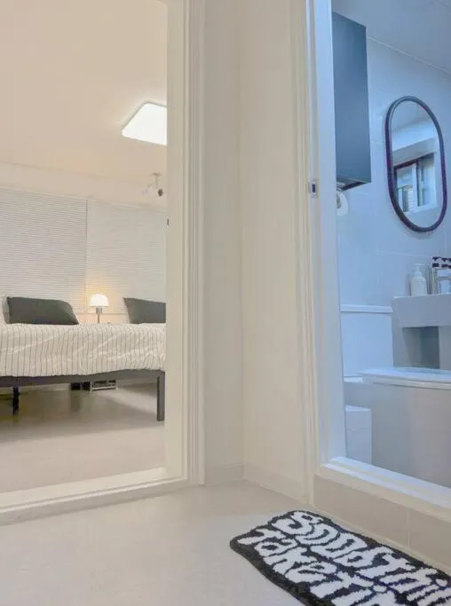 Image 5 of Hongik University Station 10 minutes walking distance 3 Queen Beds for 6 people