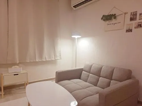 Image 2 of Hue stay 2