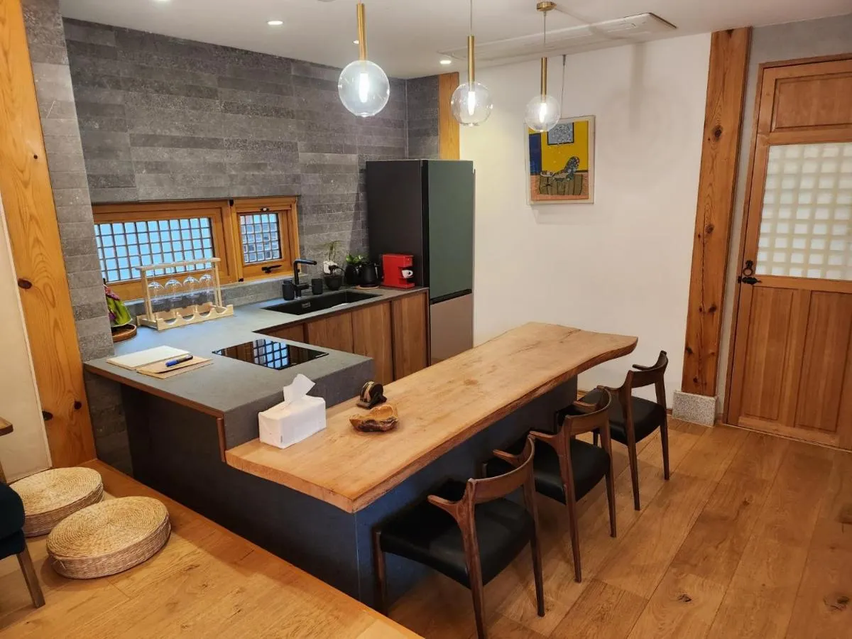 Image 3 of IRIRU Luxury Hanok Stay – Eunpyung Hanok village