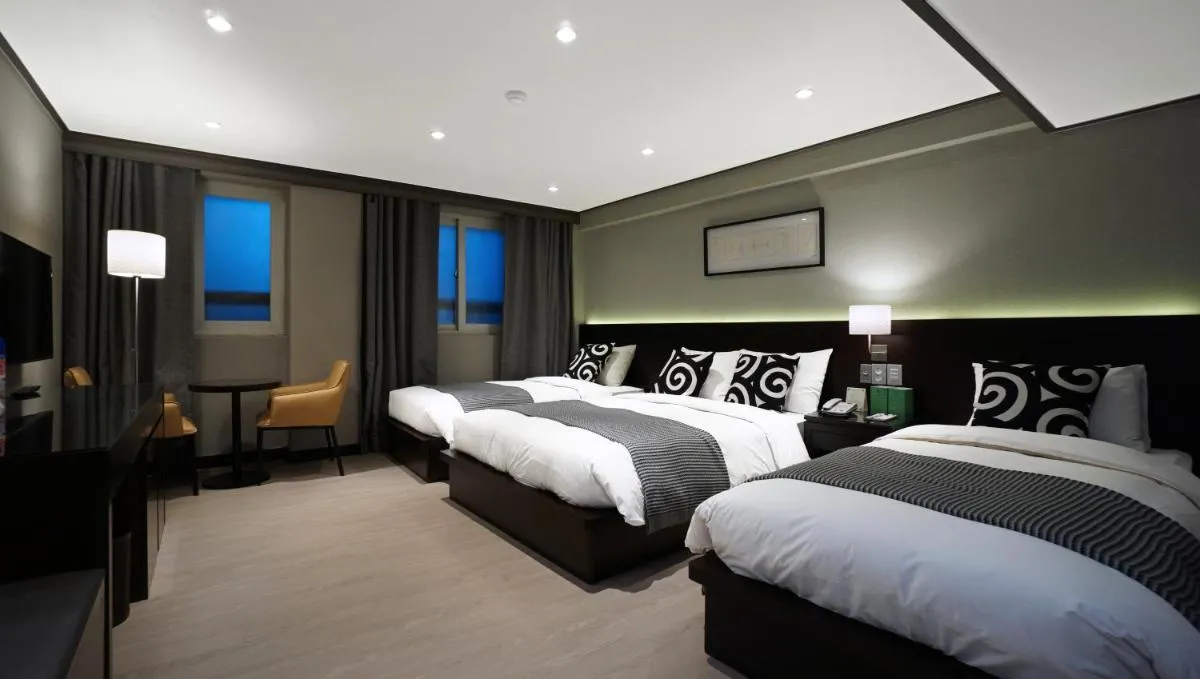 Image 1 of Insadong Crown Hotel