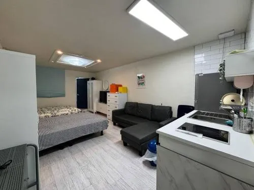 Image 2 of 江南新论岘地铁站单间公寓 可住四人地下室无窗105