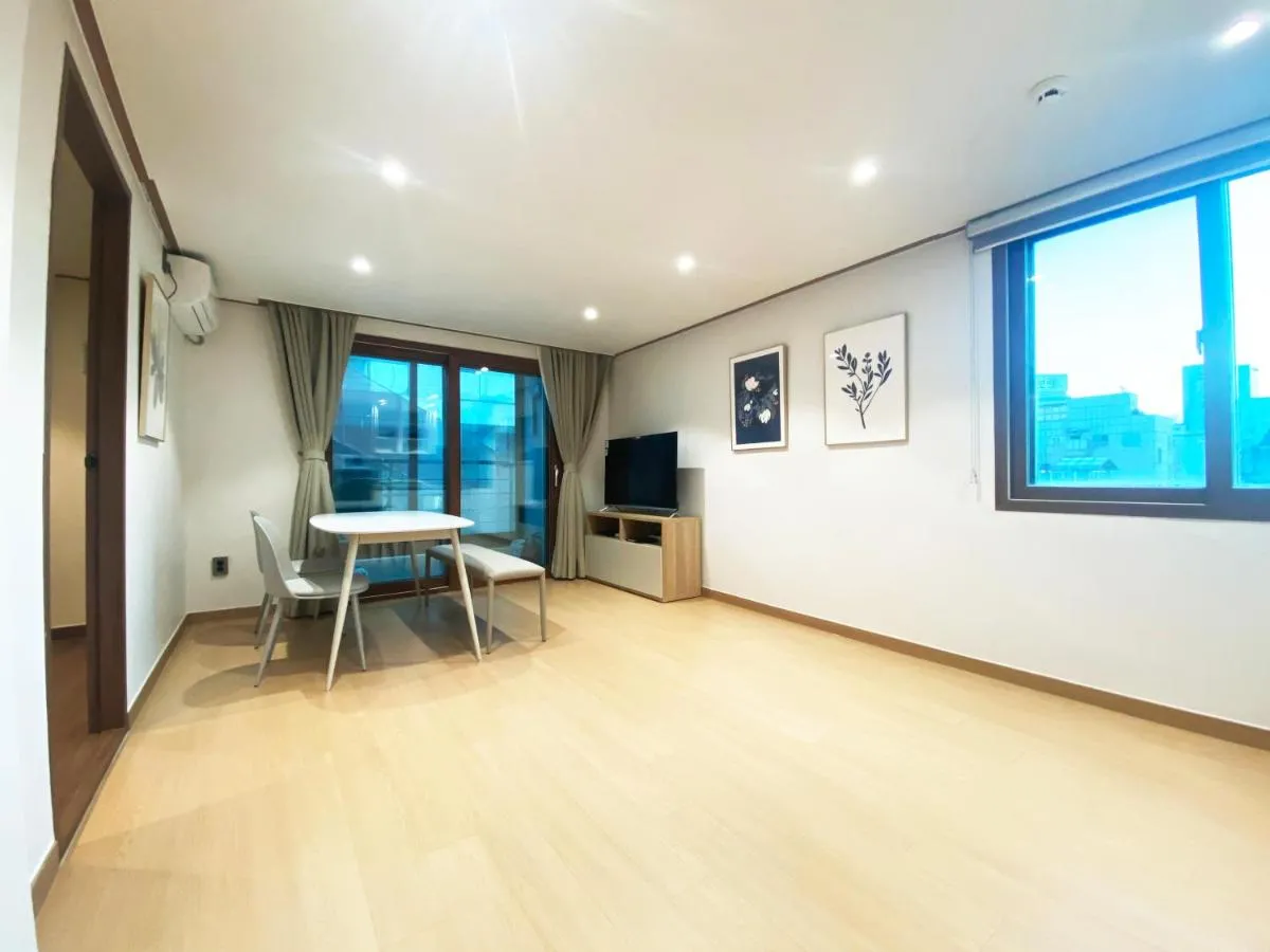 Image 3 of Luxe & Suite Room