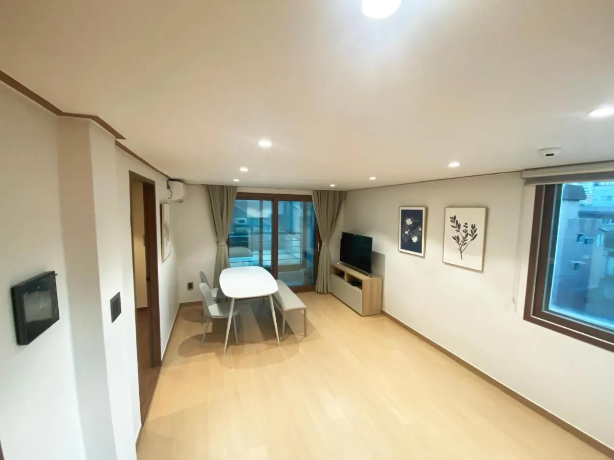 Image 2 of Luxe & Suite Room