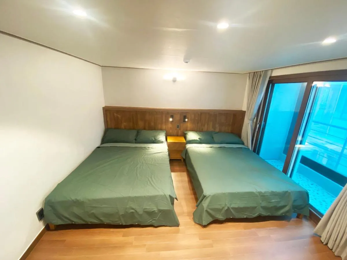 Image 6 of Luxe & Suite Room