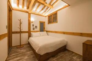 Image 3 of Luxury hanok with private bathtub – SN04
