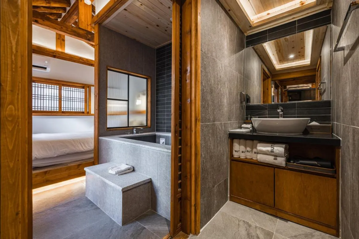 Image 2 of Luxury hanok with private bathtub – SN05