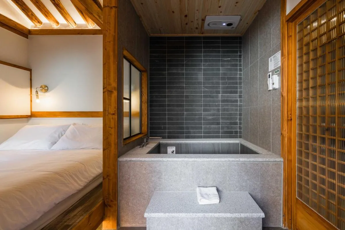 Image 5 of Luxury hanok with private bathtub – SN05