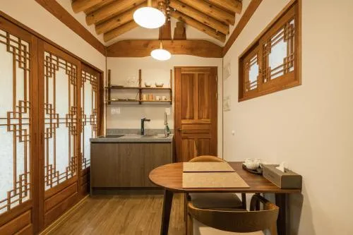 Image 2 of Luxury hanok with private bathtub – SN11