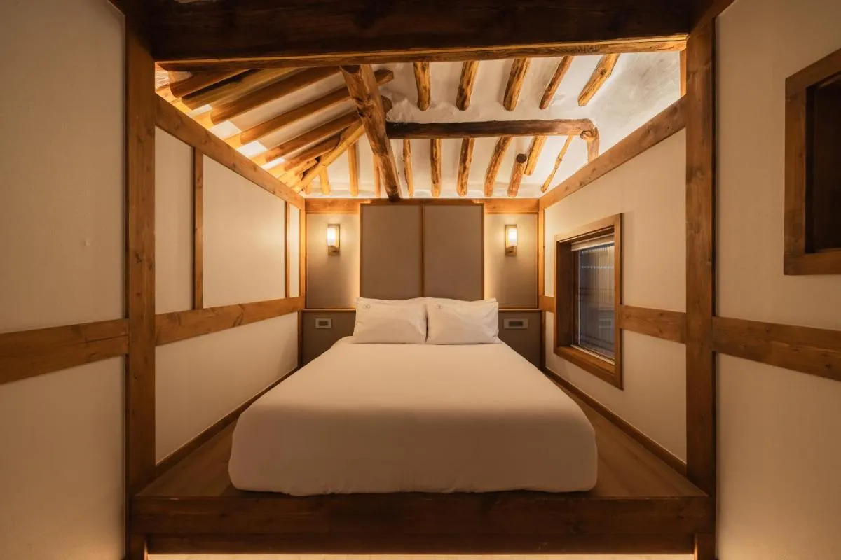 Image 1 of Luxury hanok with private bathtub – SW04