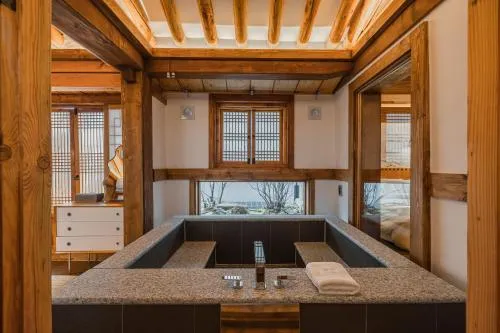Image 2 of Luxury hanok with private bathtub – SW06