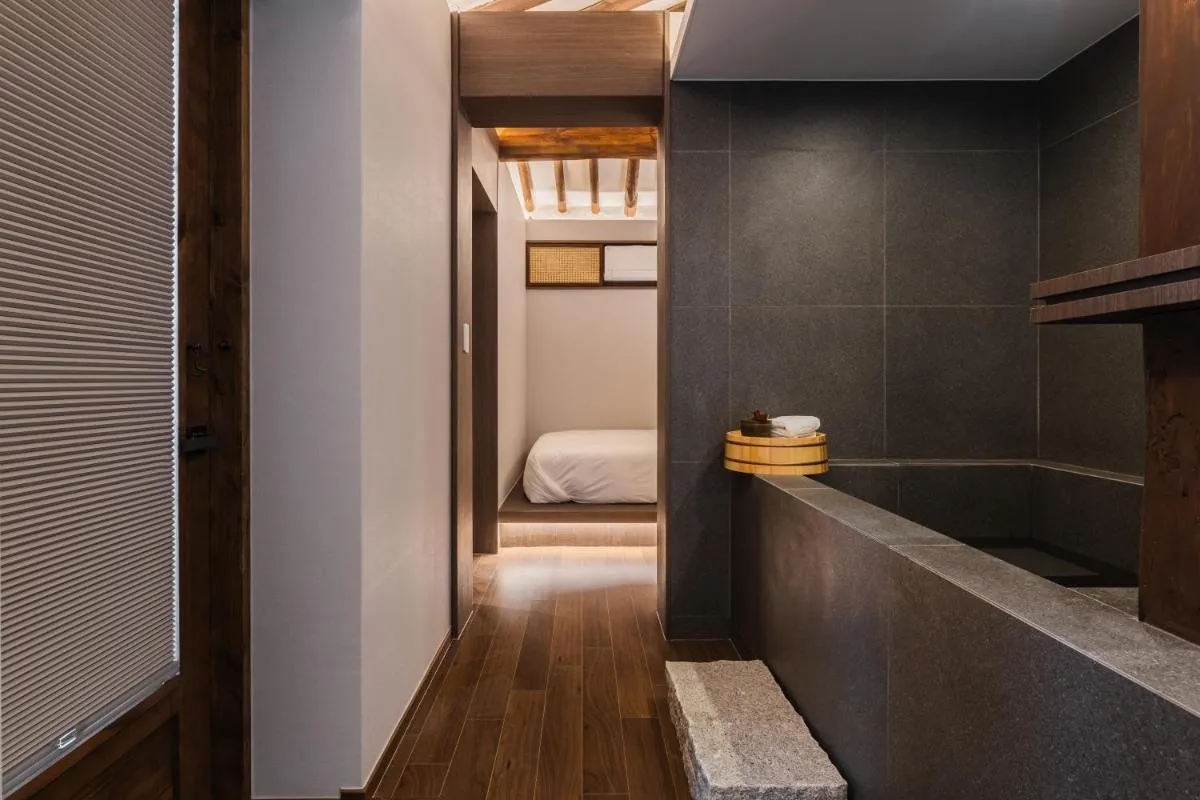 Image 6 of Luxury hanok with private bathtub – SW15