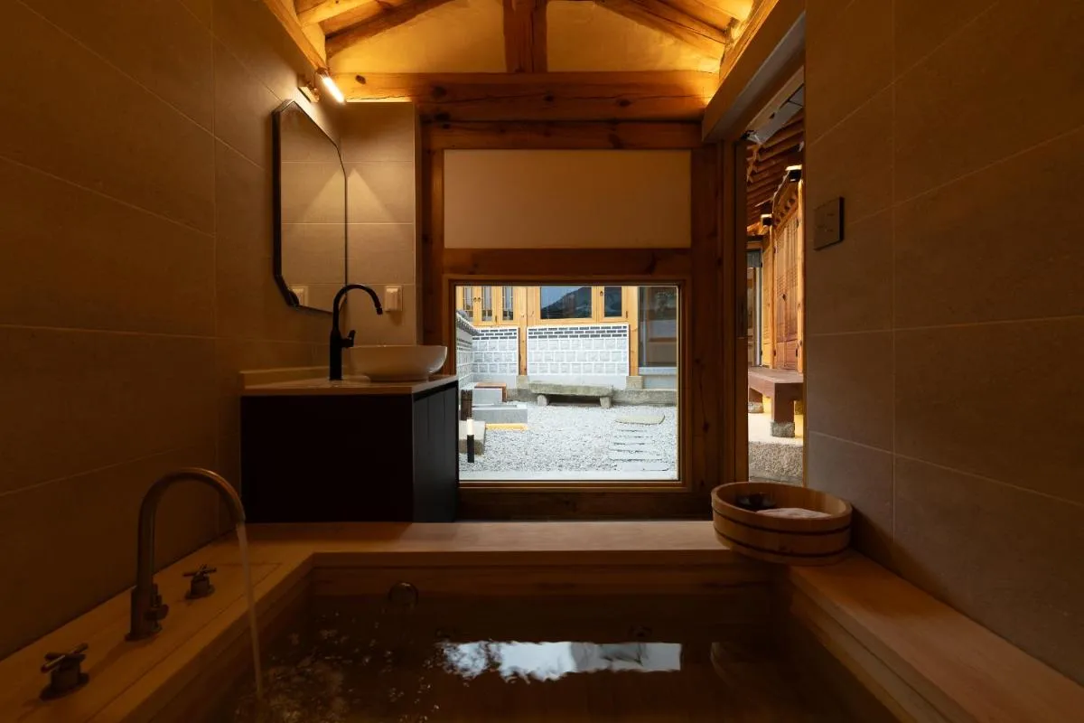 Image 2 of Luxury hanok with private bathtub – SW17