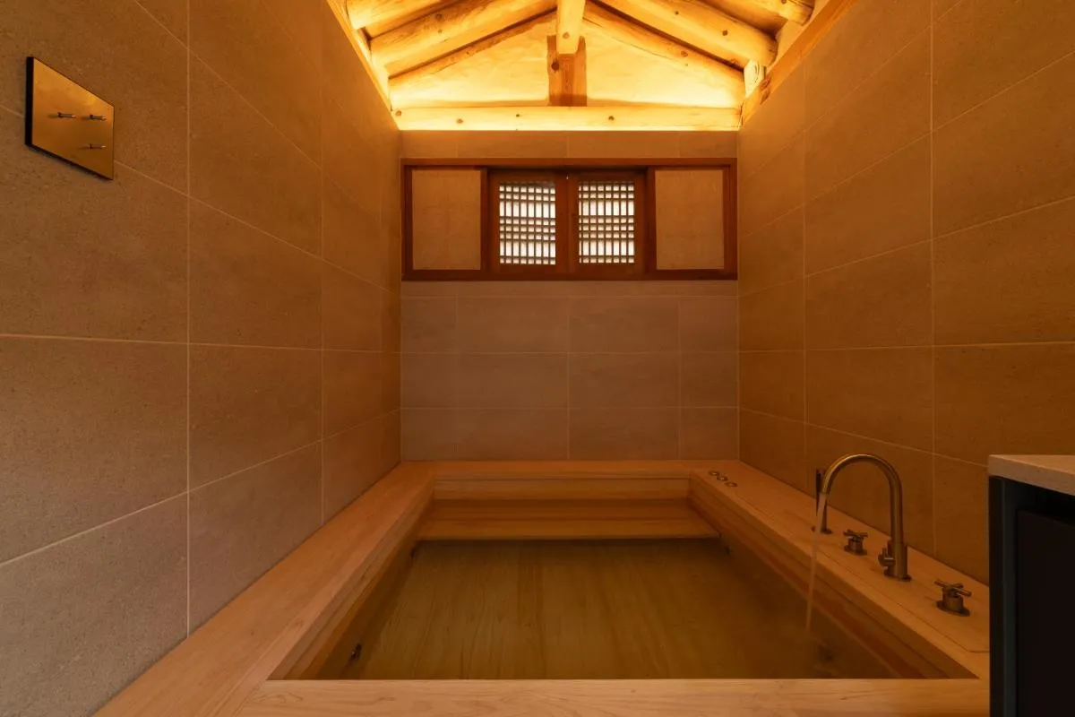 Image 6 of Luxury hanok with private bathtub – SW17