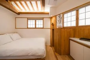 Image 3 of Luxury hanok with private foot bathtub -SN17