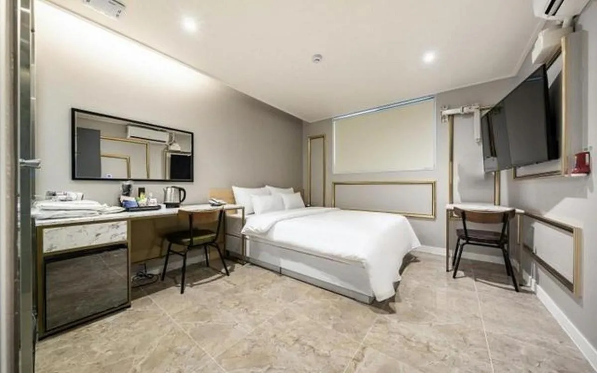 Image 4 of Mnlucky Hotel
