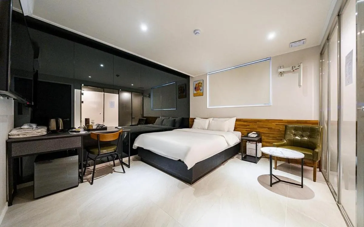 Image 3 of Mnlucky Hotel