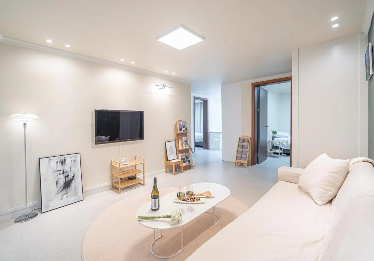 Image 4 of Osondoson Stay-5min to Hapjeong Station, family favorites, 3bed room, large living room