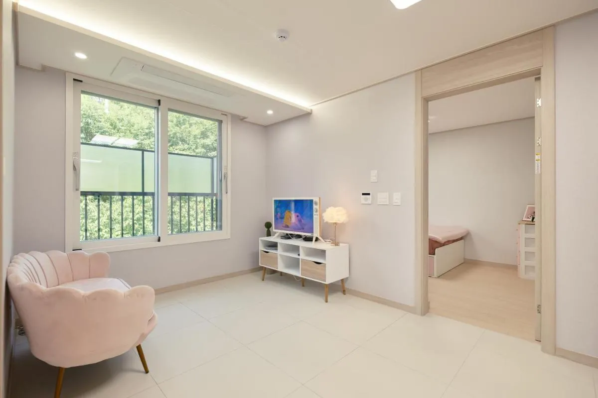 Image 1 of Pink room 4 bedroom