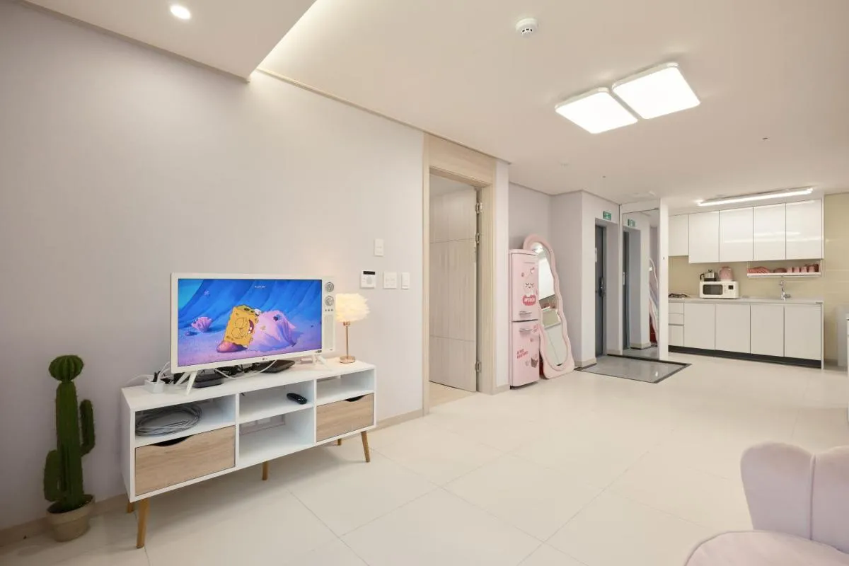 Image 4 of Pink room 4 bedroom