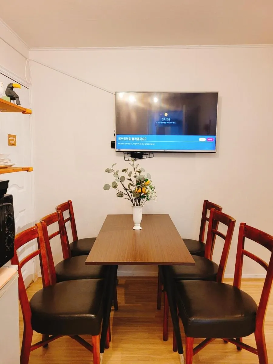 Image 4 of Qoom house