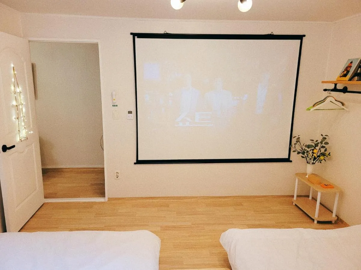 Image 5 of Qoom house