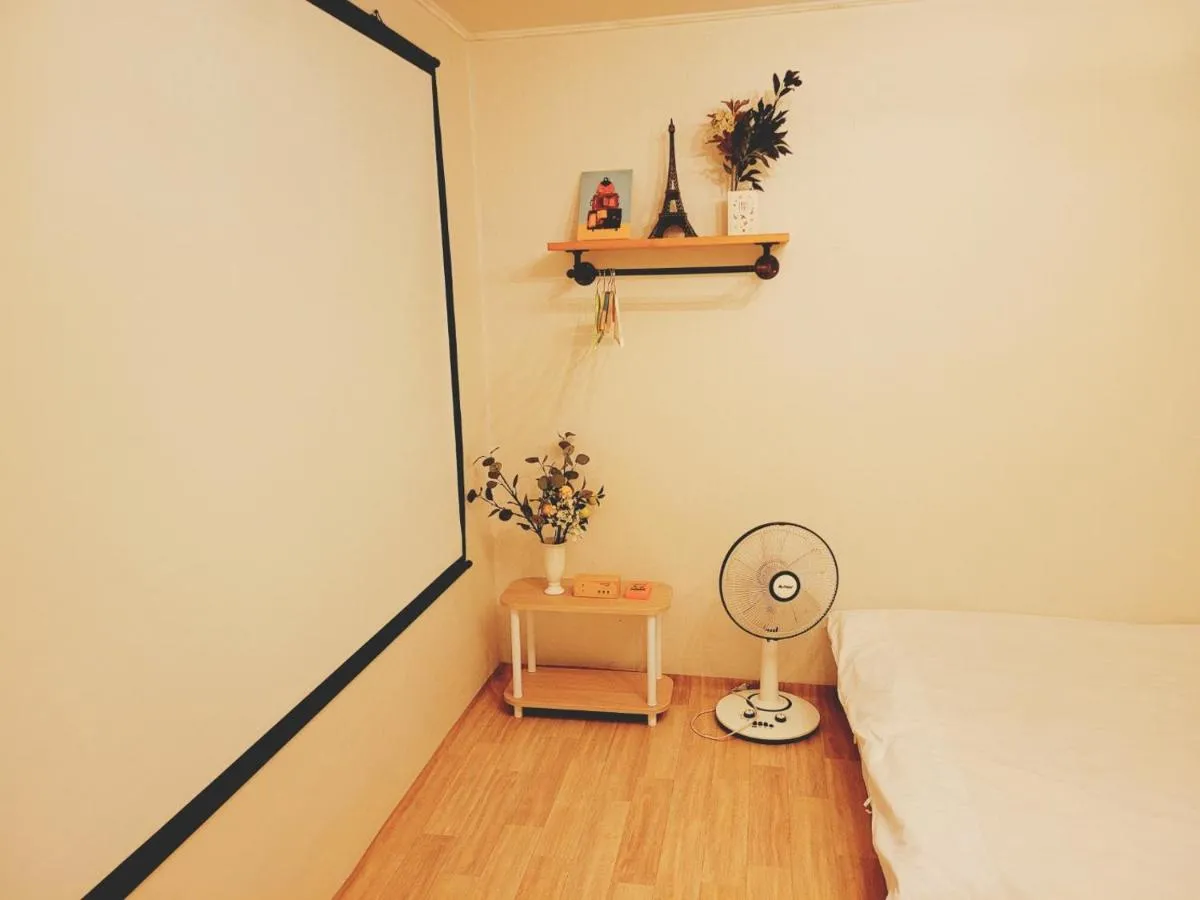 Image 1 of Qoom house