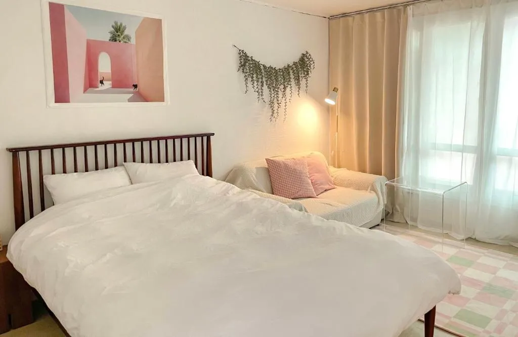 Image of Stay Yeoun Jogak – near Shindaebang Station Boramae Hospital & Park Hongik University Airport Bus near Sindorim, Gangnam