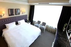 Image 4 of The Riverside Hotel