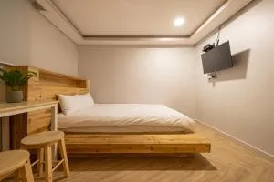Image 4 of Woody Two Bedroom In Hongdae