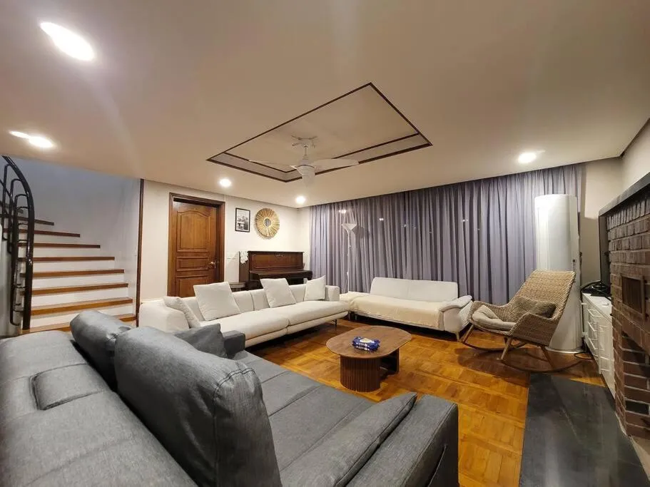Image of a comfortable detached house in the heart of the city