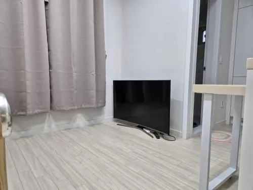 Image 2 of 더팰리스 서울 중심 고려대역 5분 신축 방2개 침대2개 거실 602
