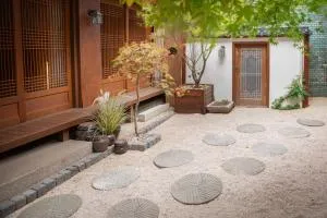 Image 5 of 경복궁 스테이 경복궁역도보1분 유명맛집 야외바베큐 대형스크린 독채 한복체험 대중교통편리