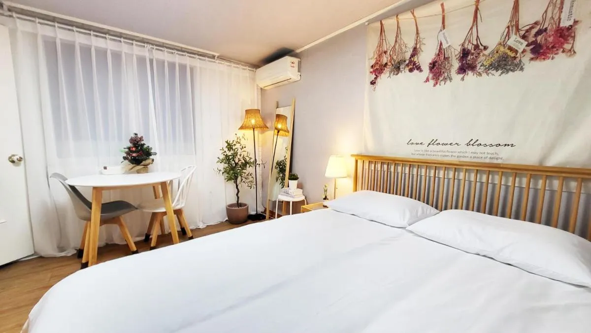 Image of 홍대 인근 이대역 # Stay E202