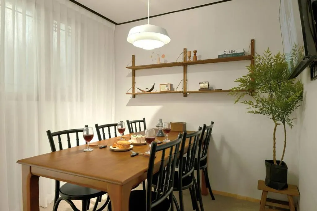 Image of 서강대역2분#서울역15분#홍대입구1정거장#경의선숲길#걸어서 홍대